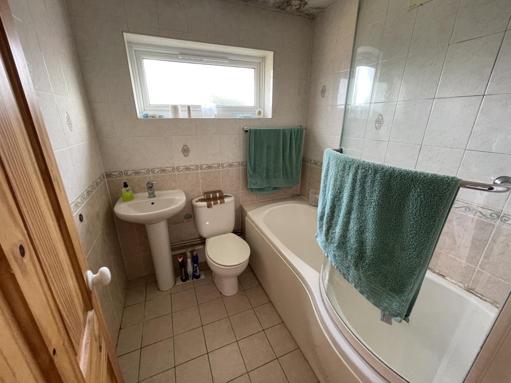 Lot: 78 - SEMI-DETACHED HOUSE IN POPULAR VILLAGE - Inside image of bathroom from landing